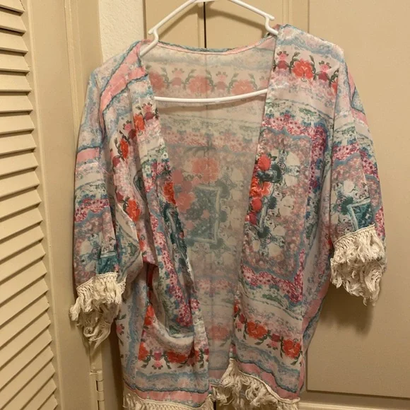 Beautiful blue, pink, and cream cover top! - Picture 5 of 5